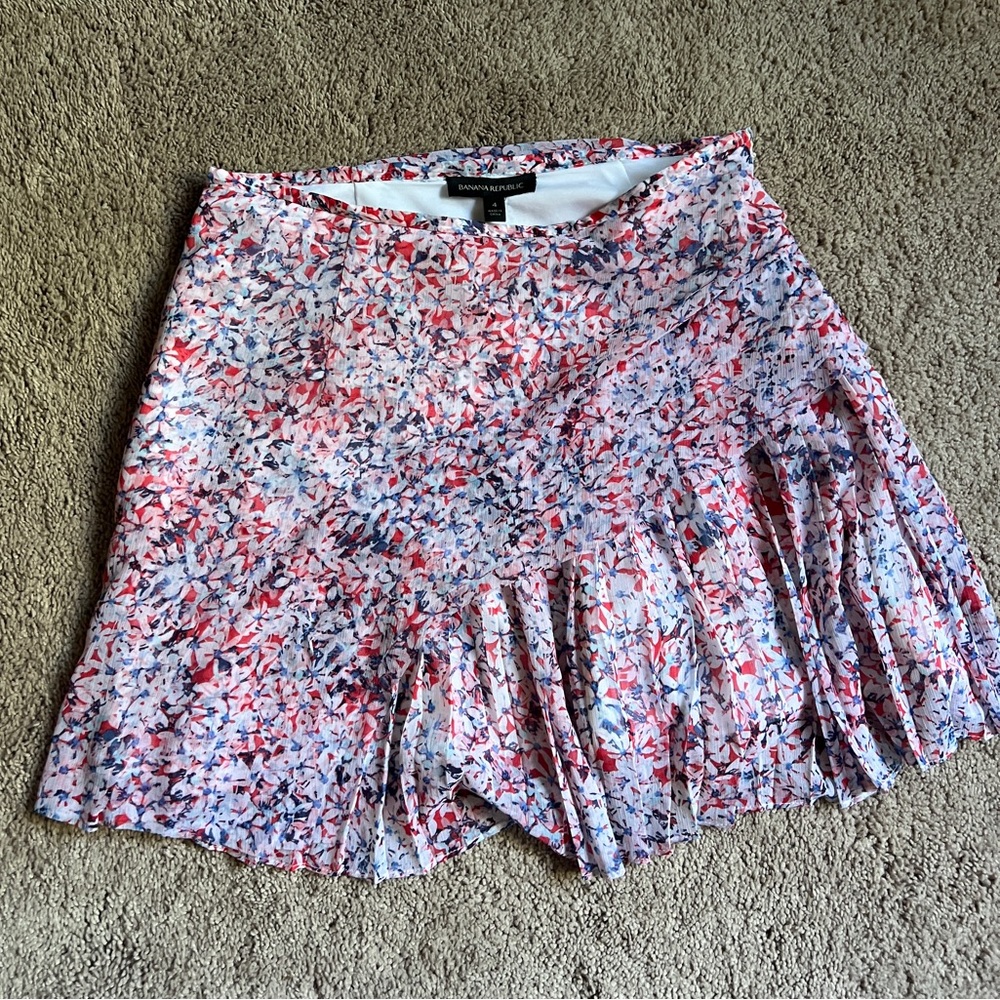 Like new Banana Republic Blue and Red Pleated Chiffon Skirt - size 4